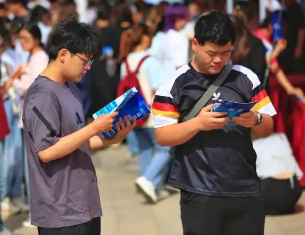 加强安全教育及时发布虚假招聘求职诈骗等典型案例增强风险防范 加强安全教育及时发布虚假招聘求职诈骗等典型案例增强风险防范